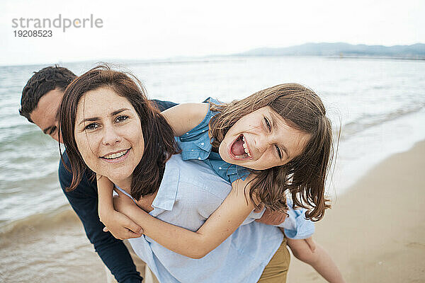 Glückliche Familie genießt gemeinsam den Urlaub am Strand