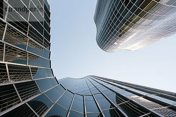 Spanien  Katalonien  Barcelona  ??direkt darunter der Blick auf einen modernen Wolkenkratzer aus Glas
