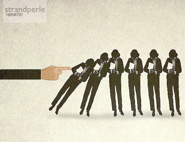 Illustration einer übergroßen Hand  die eine Reihe von Geschäftsfrauen umstürzt