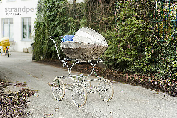 Verlassener Kinderwagen auf der Straße