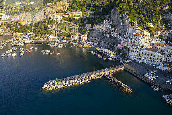 Amalfi-Stadt in der Nähe des Meeres an einem sonnigen Tag