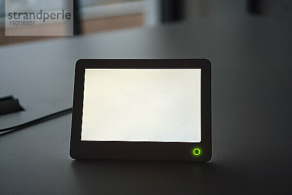 Tablet-PC mit weißem  leerem Bildschirm am Schreibtisch