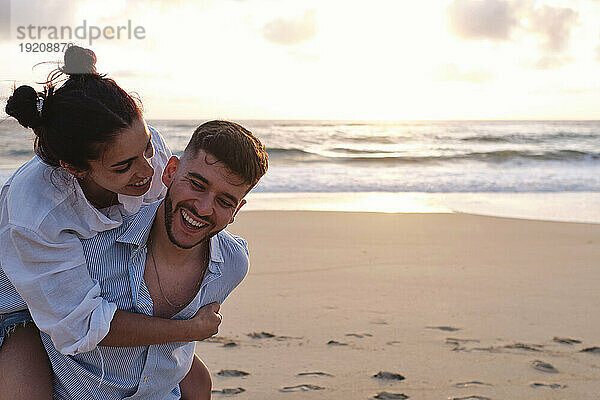 Glückliches Paar  das Spaß am Strand hat