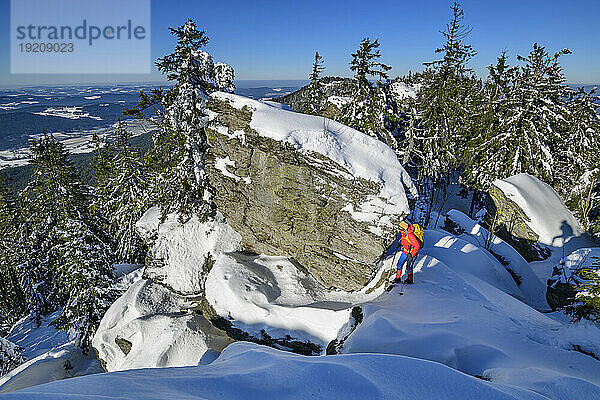 Frau wandert auf schneebedecktem Berg