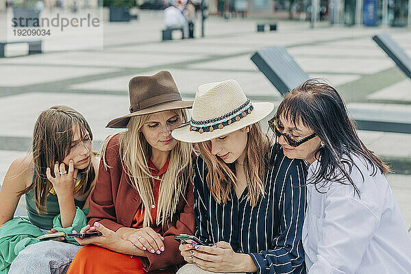 Frau benutzt Smartphone mit Familie