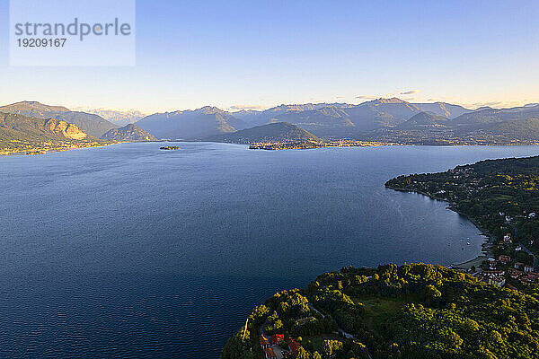Malerische Aussicht auf die Berge und den Lago Maggiore bei Sonnenaufgang
