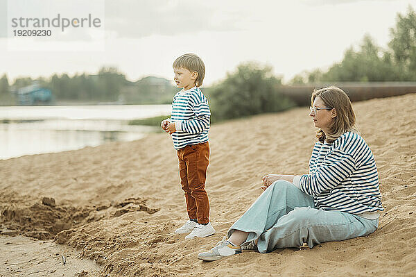 Mutter und Sohn verbringen Urlaub am Strand