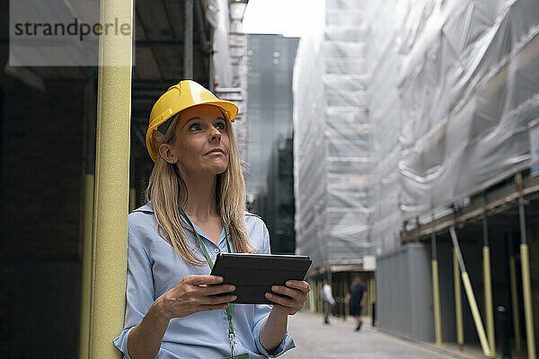 Nachdenklicher Ingenieur mit Tablet-PC