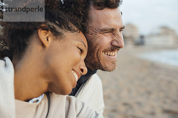 Glückliches Paar verbringt seine Freizeit am Strand