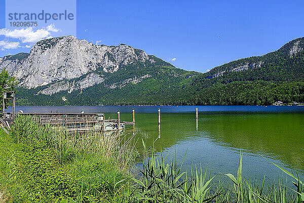 Österreich  Steiermark  Steg am Ufer des Altausseer Sees im Sommer