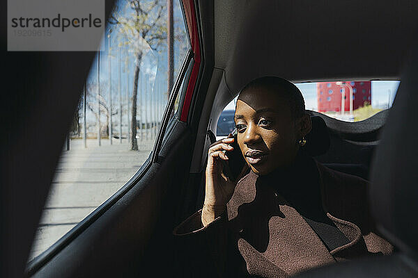Geschäftsfrau telefoniert im Auto