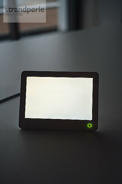 Tablet-PC mit leerem Bildschirm am Schreibtisch im Büro