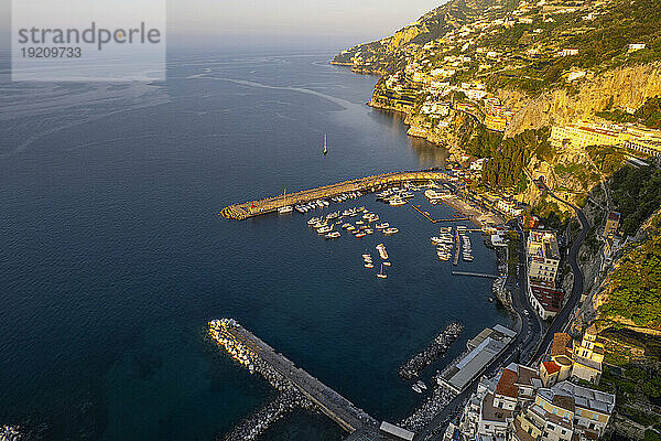Amalfi-Stadt am Meer bei Sonnenaufgang
