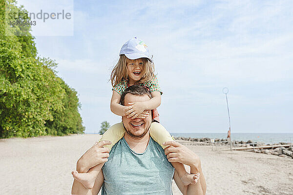 Glücklicher Vater und Tochter  die Spaß am Strand haben