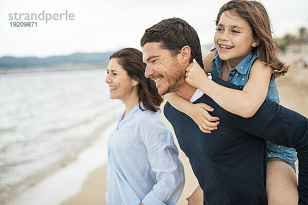Glückliche Familie genießt gemeinsamen Urlaub am Strand