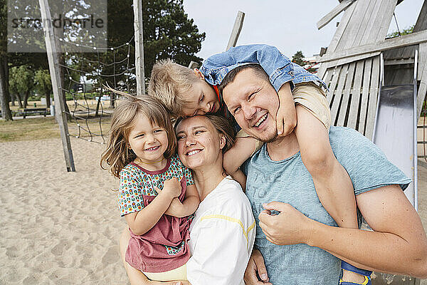 Glückliche Familie  die am Strand genießt