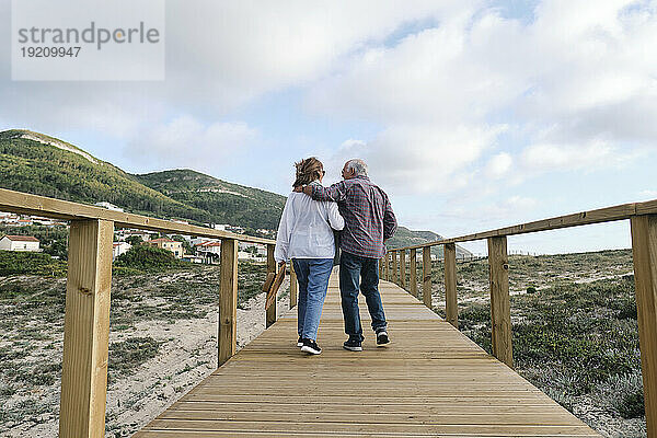 Glückliches älteres Paar  das gemeinsam auf der Promenade spaziert