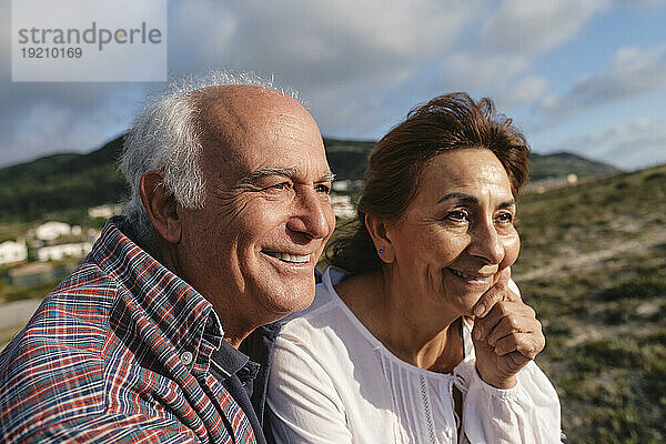 Lächelnder älterer Mann und Frau an einem sonnigen Tag