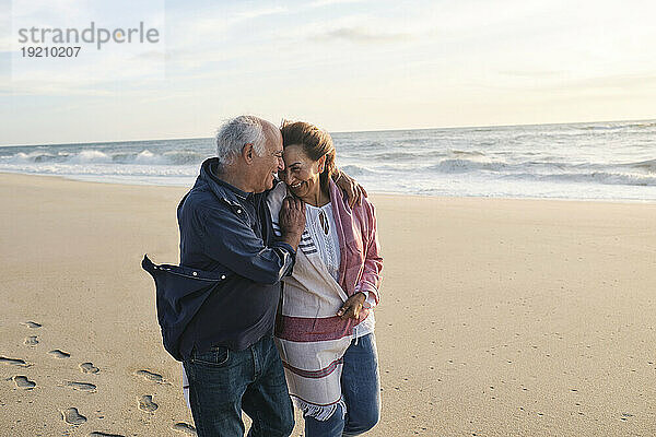 Liebevolles älteres Paar  das gemeinsam Spaß am Strand hat