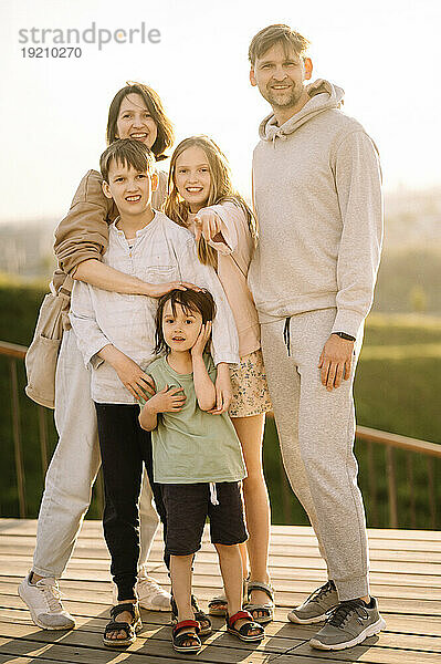 Glückliche Familie steht auf der Brücke