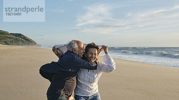 Fröhliches älteres Paar  das Spaß am Strand hat