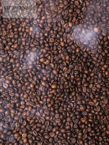Geröstete Kaffeebohnen (Bildfüllend)
