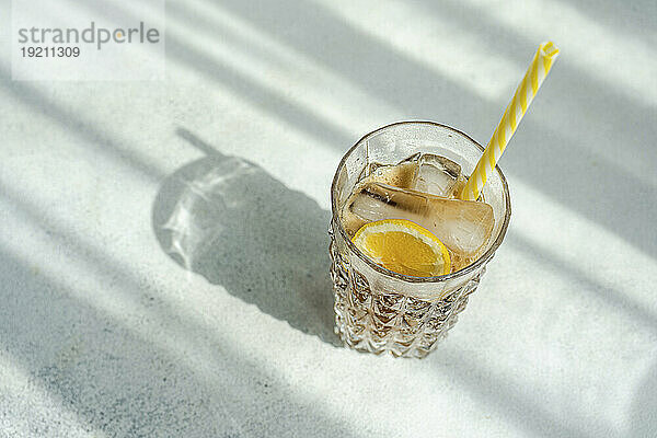 Cocktail mit Cola  Gin und Zitrone