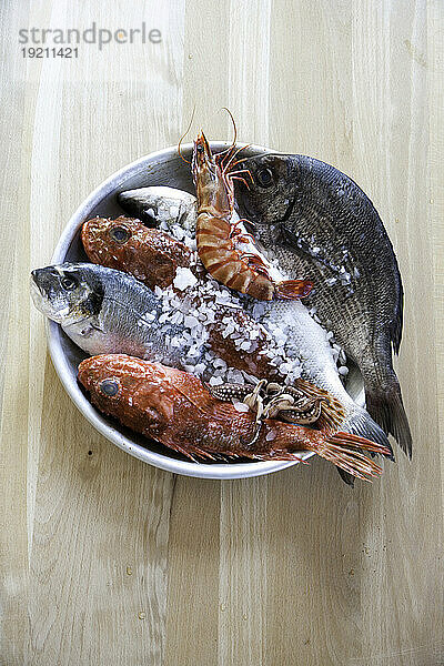 Frische Fische und Meeresfrüchte mit Eis in einer Schale