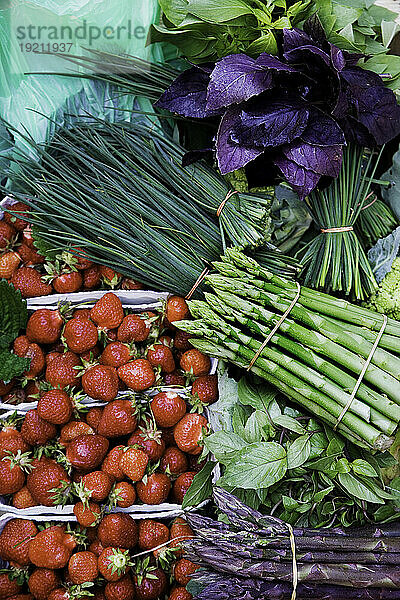 Frische Erdbeeren  Gemüse und Kräuter