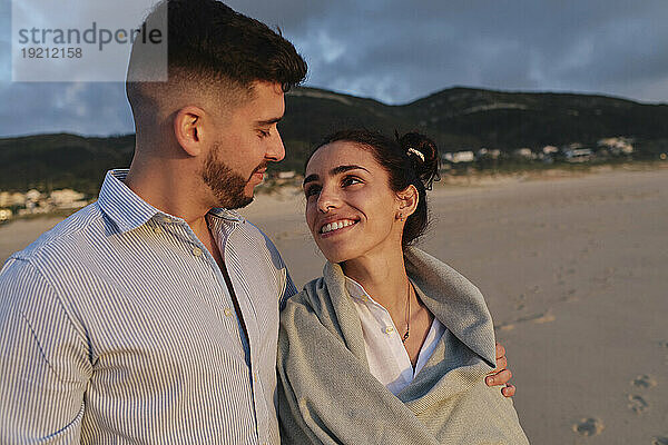 Romantische Frau mit Freund am Strand
