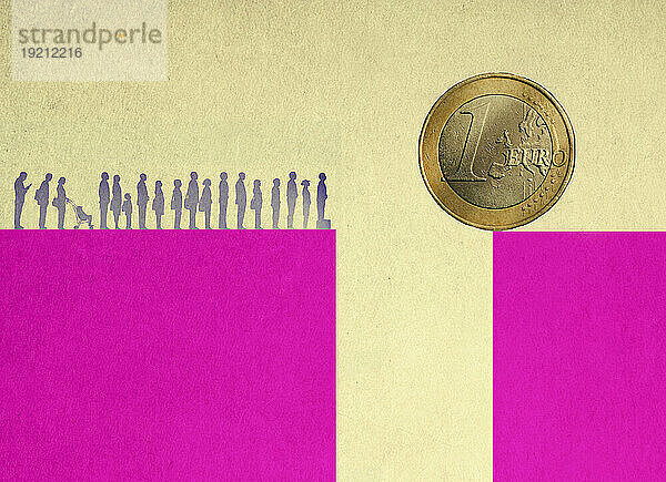 Menschen stehen am Rand einer Klippe Schlange und trennen übergroße Euro-Münzen