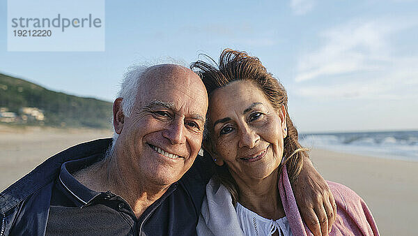 Glücklicher älterer Mann und Frau genießen gemeinsam den Strand