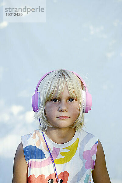Mädchen trägt Kopfhörer und hört Musik