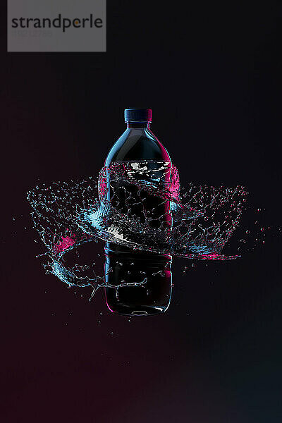 3D-Darstellung von Wasser  das um eine Plastikflasche wirbelt