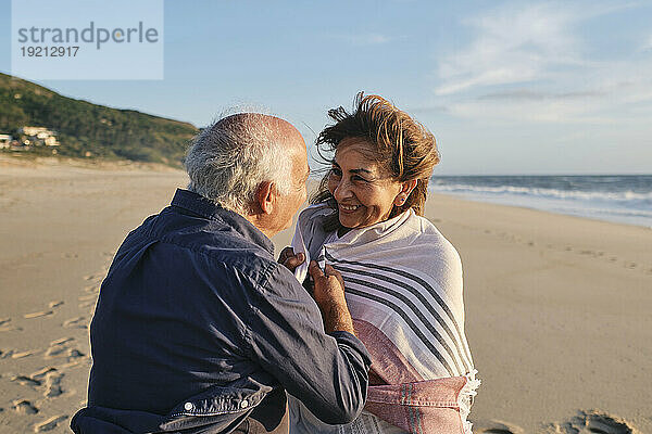 Liebevolles Seniorenpaar genießt Urlaub am Strand