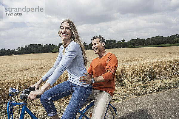 Glückliches Paar genießt die gemeinsame Radtour