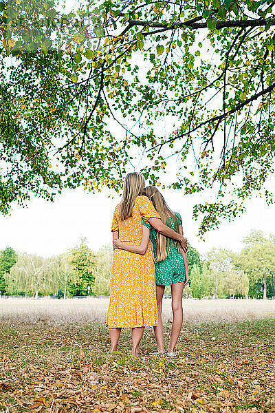 Liebevolle Mutter und Tochter umarmen sich im Park