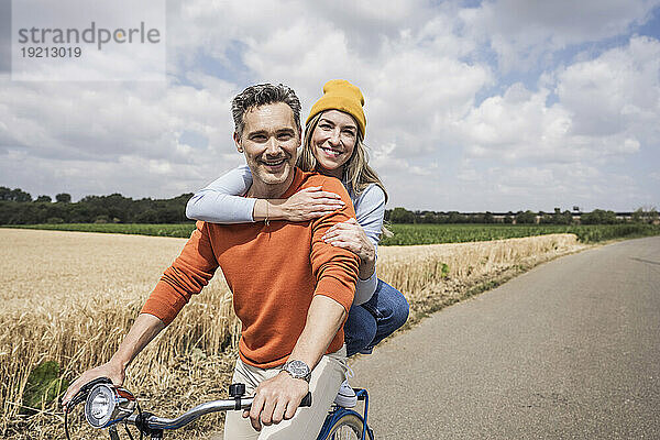 Glückliches Liebespaar  das an einem sonnigen Tag gemeinsam eine Radtour genießt