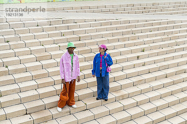 Modisches Paar steht zusammen auf der Treppe
