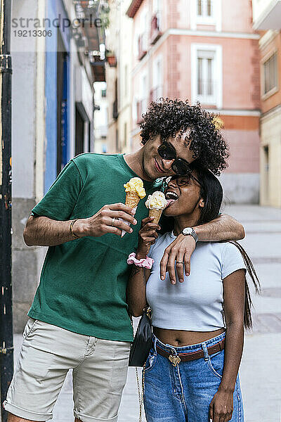 Junges Paar isst Eis auf der Straße