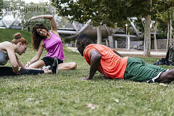 Multiethnische Freunde trainieren im Park
