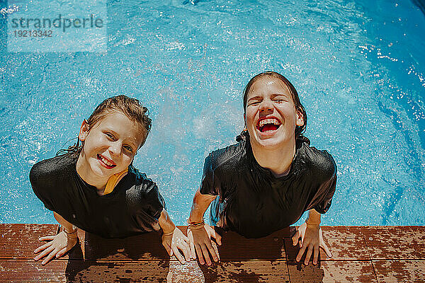 Glückliche Mädchen im Schwimmbad an einem sonnigen Tag