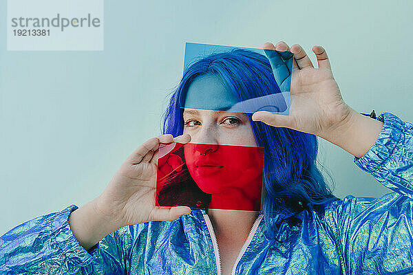 Hipster-Frau blickt durch rote und blaue Brille