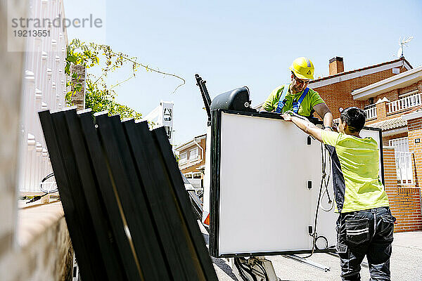 Ingenieure arbeiten an einem sonnigen Tag vor Ort mit Sonnenkollektoren