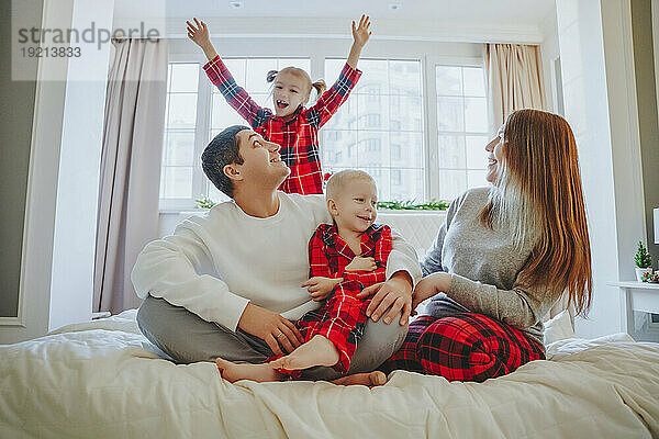 Glückliche Familie verbringt ihre Freizeit zu Hause im Bett