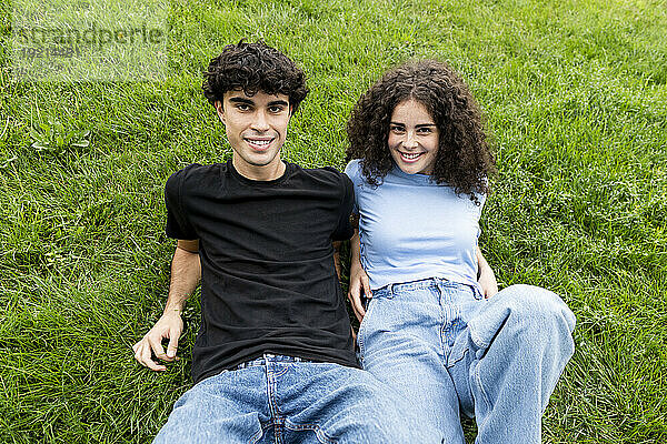 Glückliches junges Paar  das sich im Gras entspannt