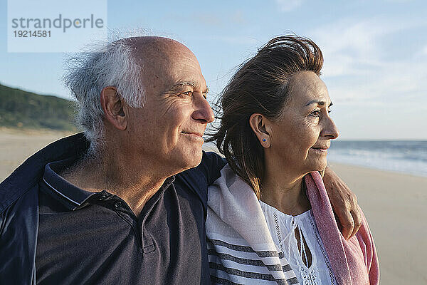 Lächelndes älteres Paar am Strand
