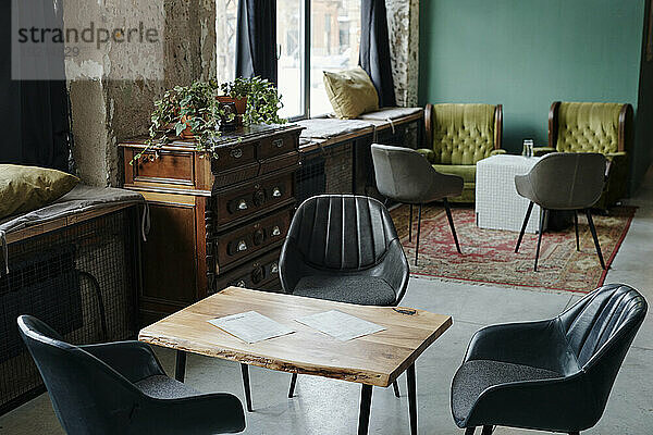 Stühle und Tische im modernen Café