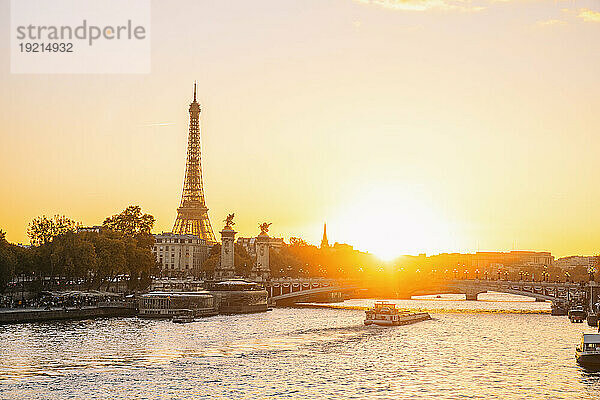 Frankreich  Ile-De-France  Paris  Seineufer bei Sonnenuntergang mit Eiffelturm und Brücke Pont Alexandre III im Hintergrund