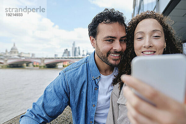 Glückliches Paar macht Selfie mit dem Smartphone in der Stadt